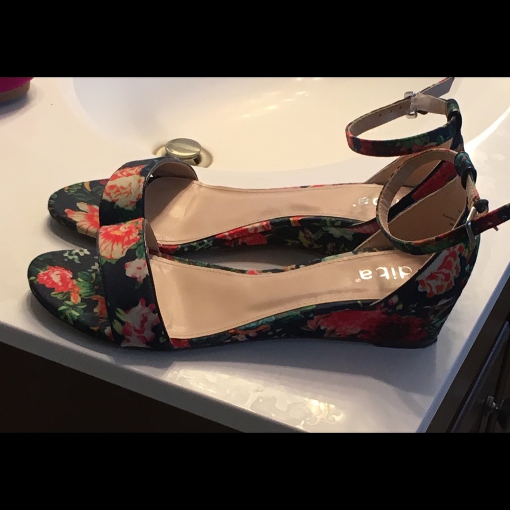 Women’s wedge sandals - floral